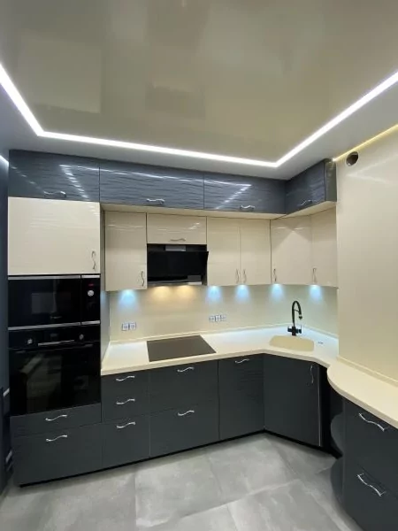 Кухня с фасадами из ламинированного МДФ бело-серая элегантность | Абада