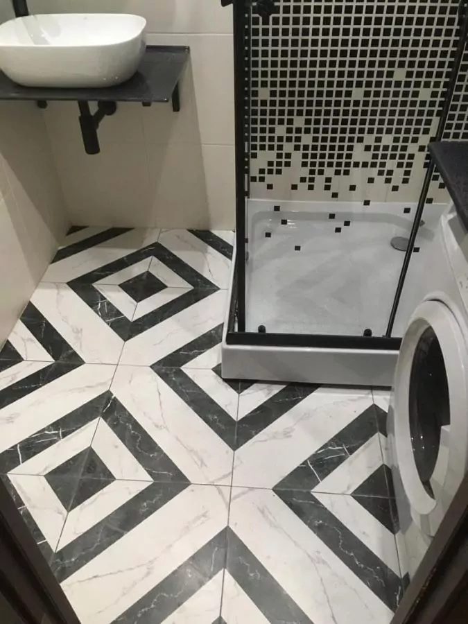 Ремонт ванной комнаты под ключ черно-белого цвета