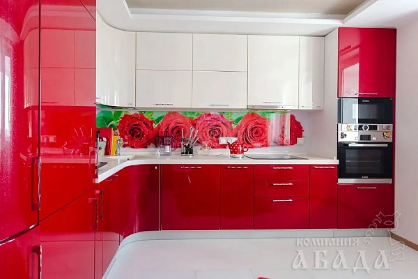 Кухня с фасадами из ламинированного МДФ красного цвета | Абада