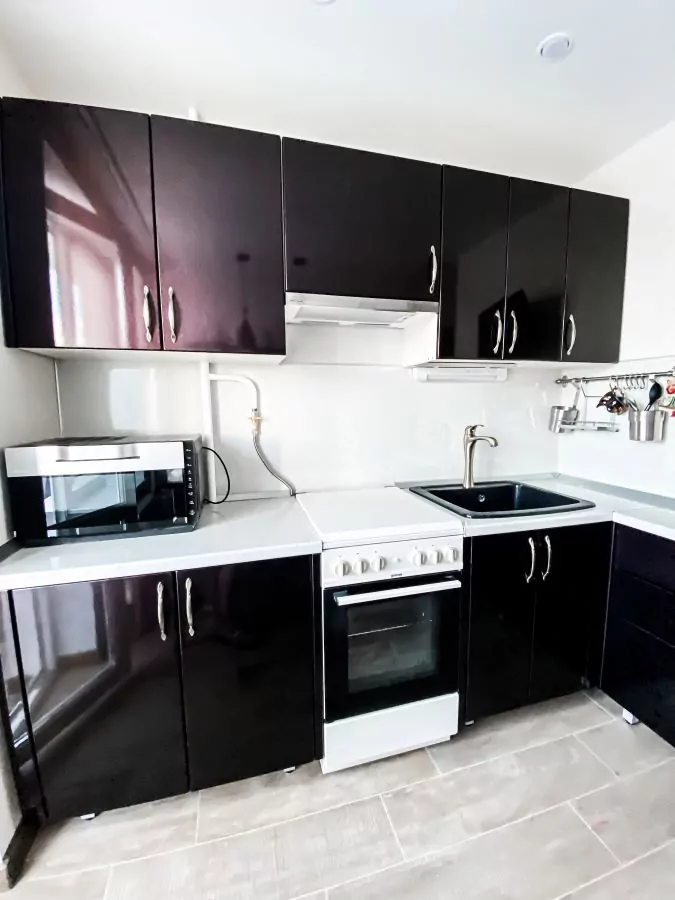 Кухня с фасадами из ламинированного МДФ в черно-белом стиле