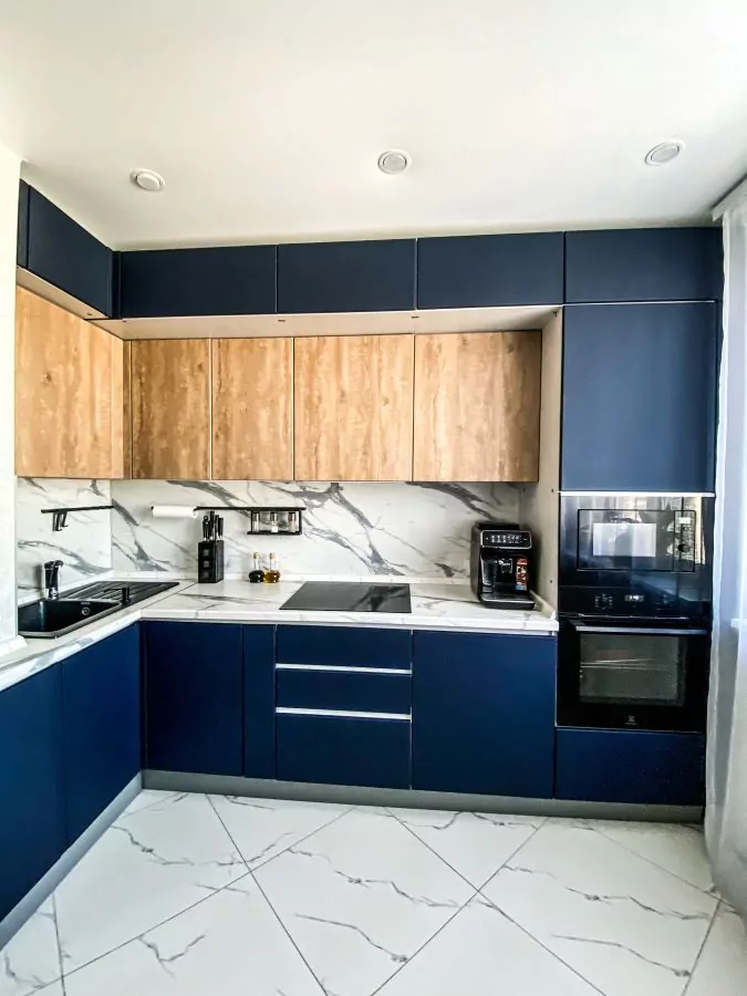 Кухня с фасадами из ламинированного МДФ темно-синяя гармония